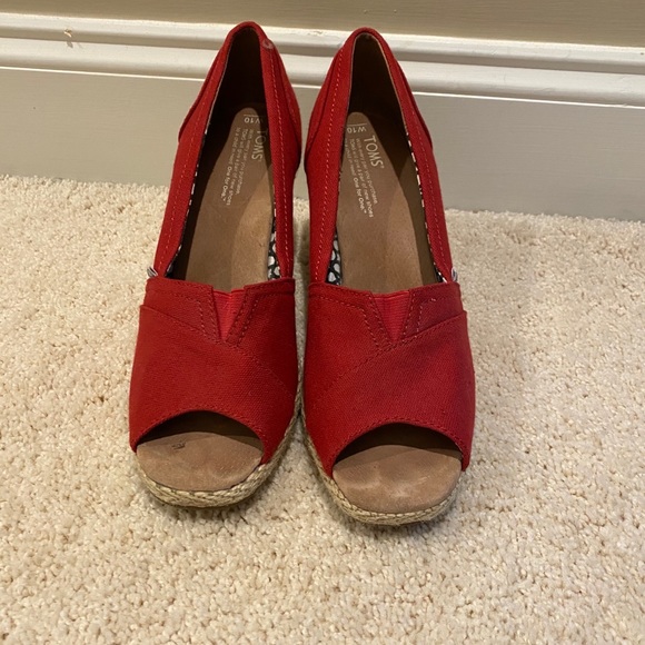 Red TOMS Wedges - Picture 2 of 6